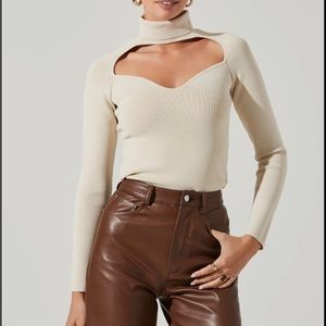 ASTR THE LABEL SWEETHEART TURTLENECK LONG SLEEVE TOP IN CREAM SMALL